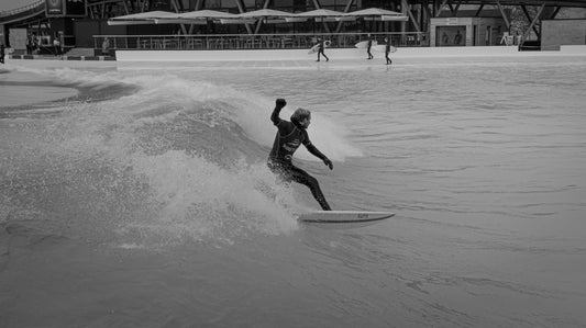 Surfen im Wavepool vs. Surfen im Meer - Was sind die Unterschiede?