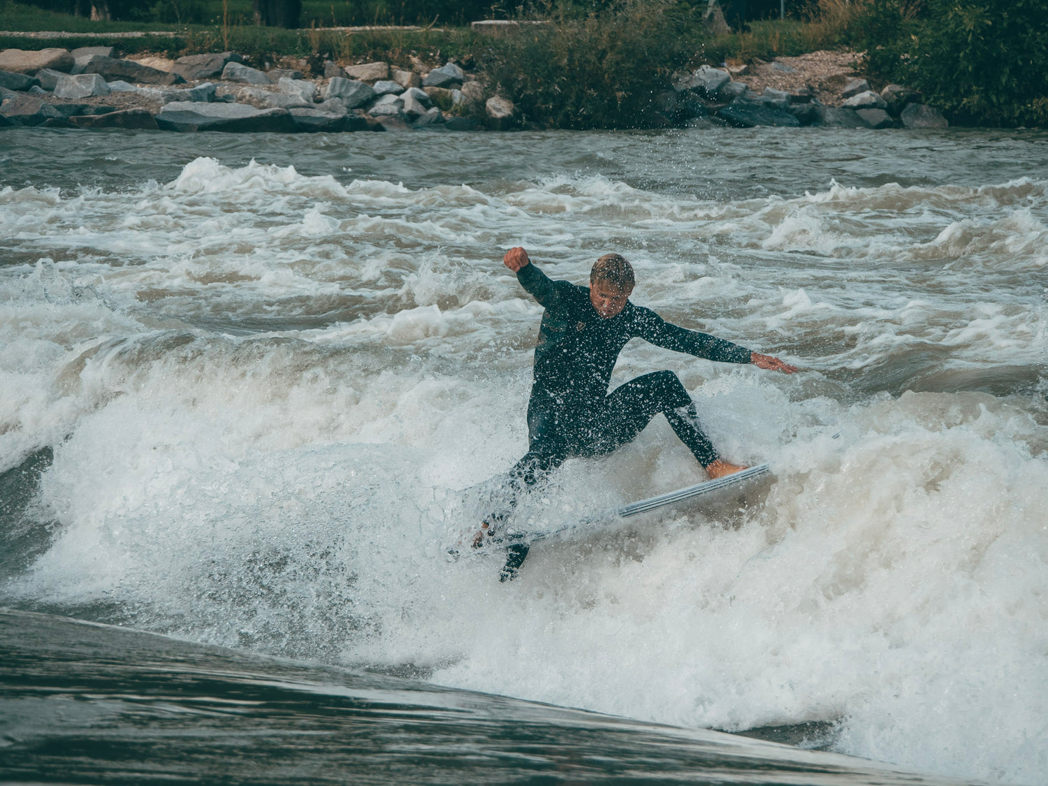 Felix surfing the riverwave plattling