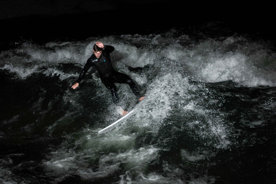 Shiner Riversurfboard beeing surfed